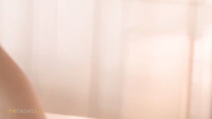 Партнер растянул анальную дырку латинки игрушкой и засадил в нее хуй